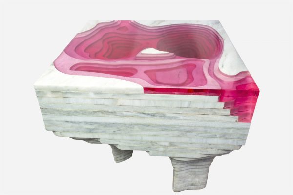 bureau topográfico de resina rosa con marmol blanco vista lateral