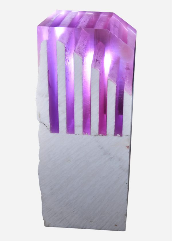 Pedestal de onix en bruto con resina epóxica violeta