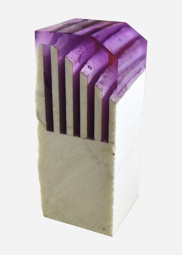 Pedestal de onix en bruto con resina epóxica violeta