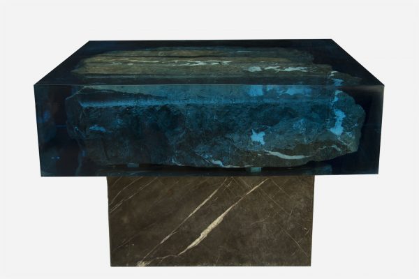 Mesa marmol en bruto encapsulado en resina azul
