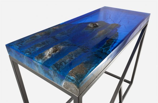 Mesa consola alta resina azul con costera de marmol vista esquina