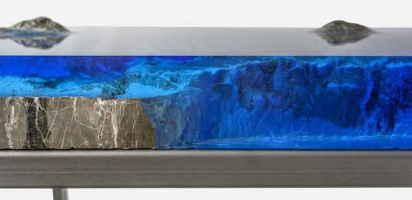 Mesa consola alta resina azul con islas de marmol close up