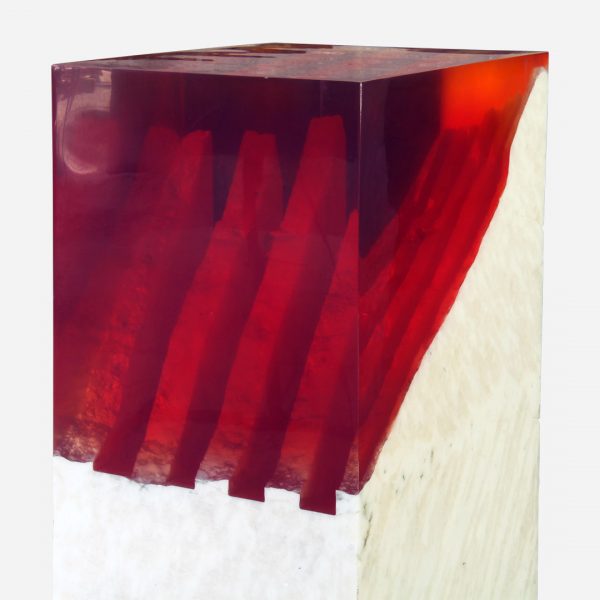 pedestal de onix en bruto con resina epoxica roja close up