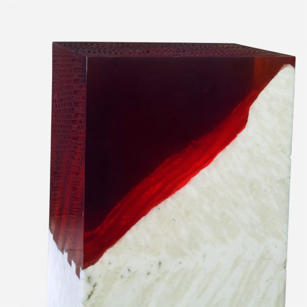pedestal de onix en bruto con resina epoxica roja