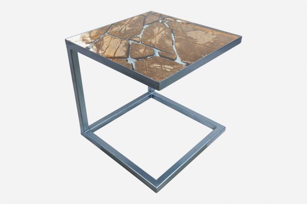 Mesa auxiliar estilo kintsugi marmol rainforest fracturado con resina epoxica base cobalto
