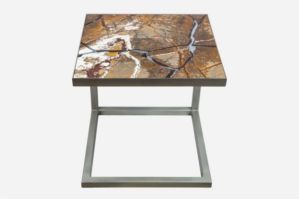 Mesa auxiliar estilo kintsugi marmol rainforest fracturado con resina epoxica base grafito
