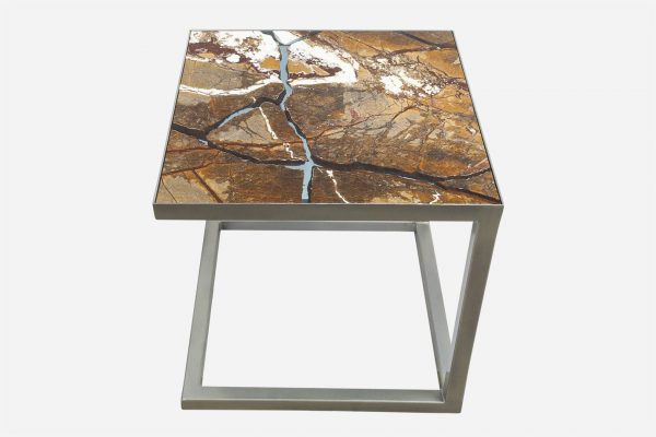 Mesa auxiliar estilo kintsugi marmol rainforest fracturado con resina epoxica base grafito